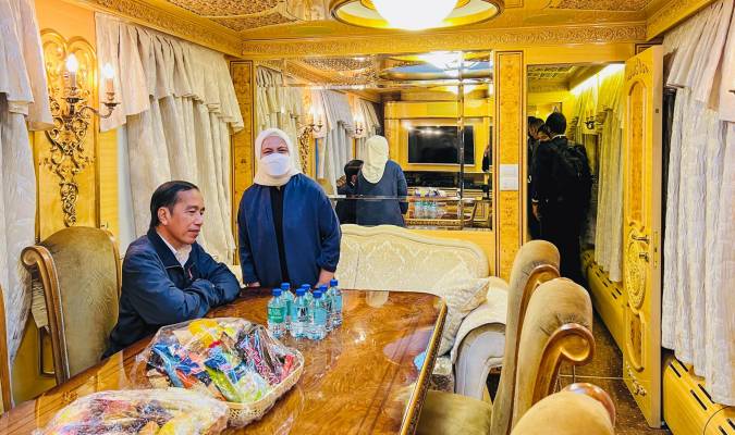 Foto distribuida por el Palacio Presidencial de Indonesia del presidente Joko Widodo y su esposa Iriana, a bordo del tren que los lleva a Kiev. EFE/EPA/LAILY RACHEV