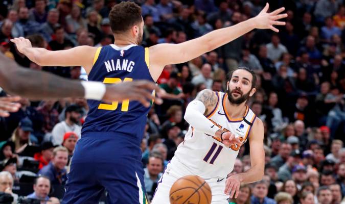 El jugador Ricky Rubio (d) de los Phoenix Suns disputa el balón este lunes con Georges Niang (i) de los Utah Jazz, durante un partido de la NBA. EFE/ George Frey