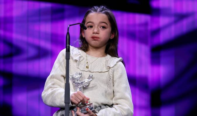 La niña española Sofia Otero durante la entrega de premios de la Berlinale. EFE/EPA/HANNIBAL HANSCHKE