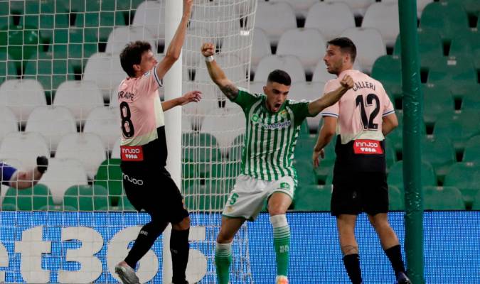 El defensa del Real Betis Marc Bartra (c) celebra su gol ante el RCD Espanyo. EFE/Julio Muñoz