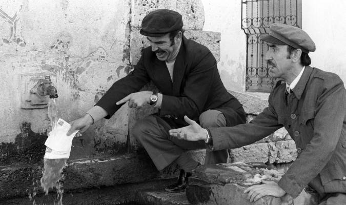 El actor Jesús Guzmán (derecha), junto a Rafael Hernández (izquierda), durante el rodaje de un episodio de "Crónicas de un pueblo", en enero de 1973. EFE