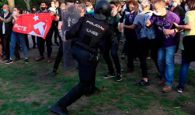 Dos detenidos y un agente herido por disturbios en el mitin de Vox en Vallecas