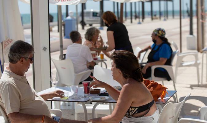 Andalucía se opone al uso de mascarillas para tomar el sol en la playa