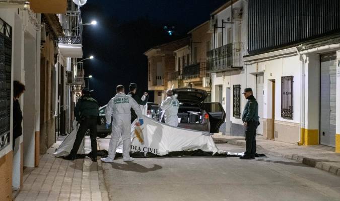 Efectivos de la Guardia Civil este miércoles en una zona acordonada frente a una vivienda de Villanueva del Arzobispo donde ha sido hallado muerto el matrimonio. EFE/José Manuel Pedrosa.