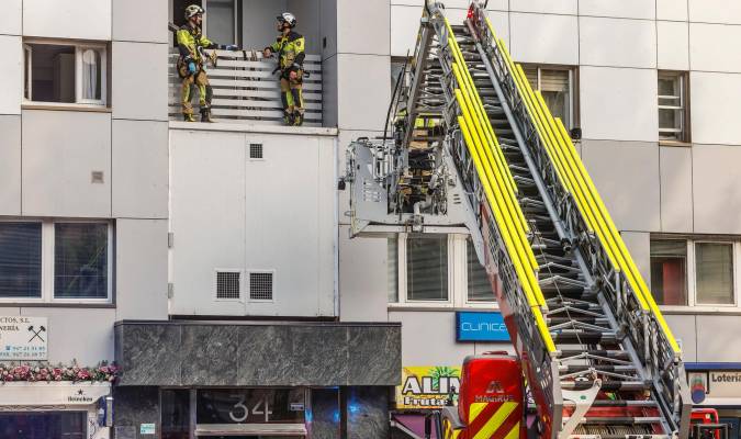 Fotografía de este martes en el que se observa a los bomberos y trabajadores del servicio de emergencias en el lugar donde un joven de 17 años se precipitó desde un décimo piso en Burgos. EFE/Santi Otero