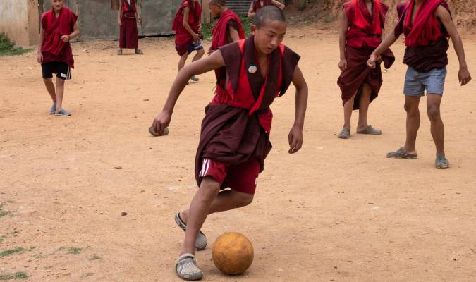 Monjes jugando al fútbol en Bután.PAULA BRONSTEIN / EP