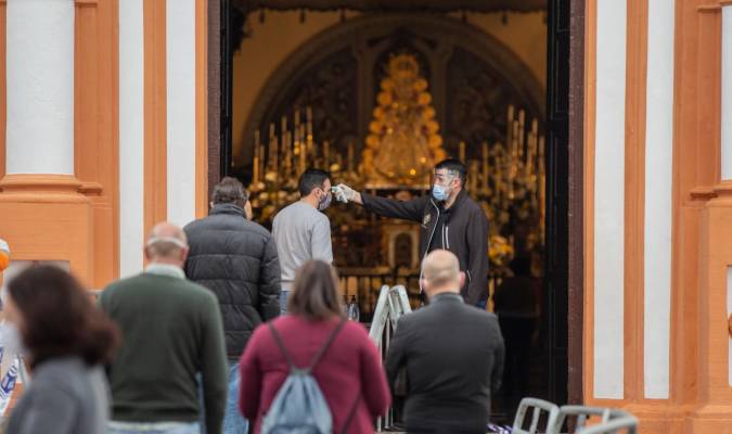 Colas en el primer día de apertura de la parroquia de Almonte para ver a la Virgen del Rocío. / María José López - E.P.