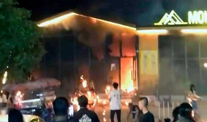 Más de 15 muertos por el incendio en una discoteca de Tailandia