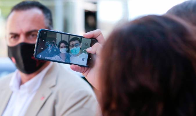 Un joven se hace una 'selfie' con la presidenta de la Comunidad de Madrid, Isabel Díaz Ayuso, tras la celebración de la XXIV Conferencia de Presidentes, en el Convento de San Esteban.Manuel Laya / Europa Press