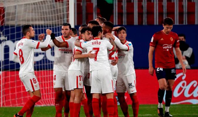  Los jugadores del Sevilla celebran su primer gol. EFE/Villar López