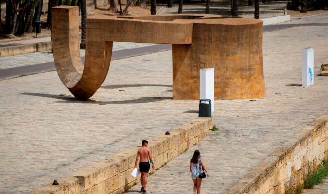 Una pareja de turistas pasea bajo un fuerte calor en el Muelle de la Sal de Sevilla. EFE/Julio Muñoz