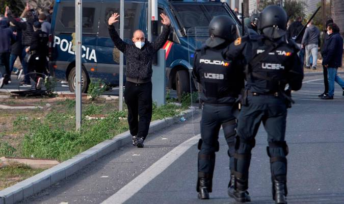 Efectivos de la Policía Nacional durante la huelga del metal en Cádiz. EFE/Román Ríos