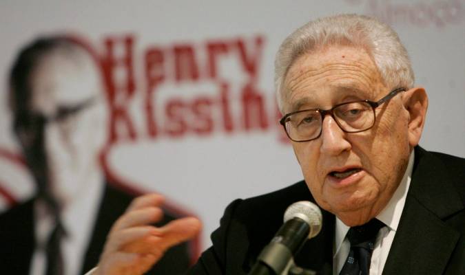 Fotografía de archivo, tomada en mayo de 2006, en la que se registró al ex secretario de Estado de Estados Unidos entre 1973 y 1977, Henry Kissinger, durante una conferencia, en Lisboa (Portugal). EFE/Andre Kosters