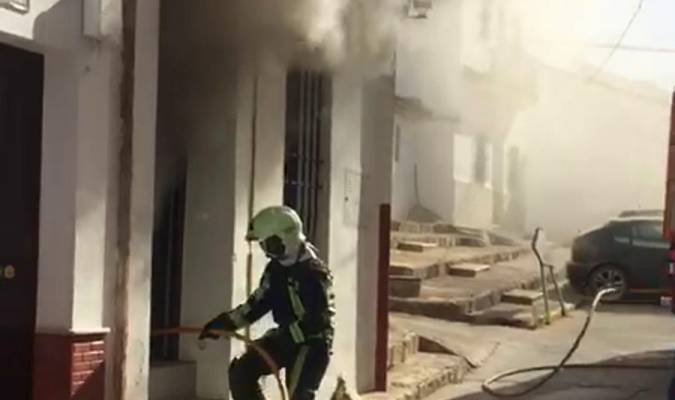 El cargador de un portátil provoca el incendio una vivienda de Constantina