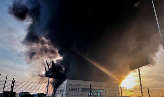 Imagen del humo provocado por la explosión. / Eduardo Briones - E.P.