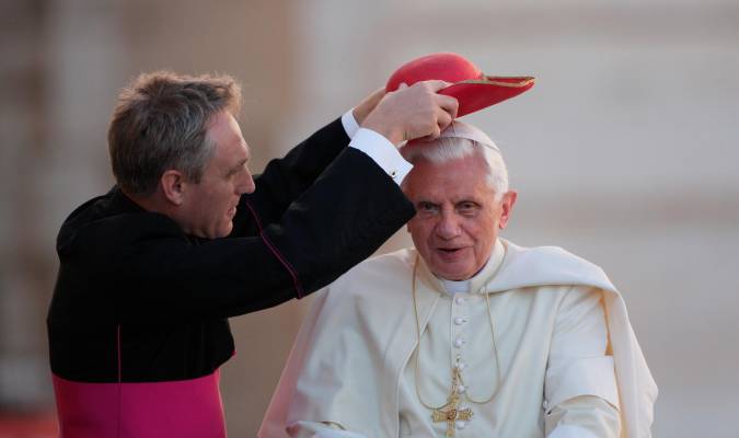 El papa Benedicto XVI con su secretario, el arzobispo Georg Gaenswein. / Grzegorz Galazka / Zuma Press / E.P.