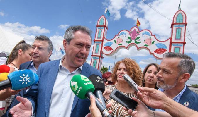 El candidato del PSOE a la Junta, Juan Espadas, a su llegada este viernes a la feria de La Rinconada (Sevilla). EFE/Raúl Caro