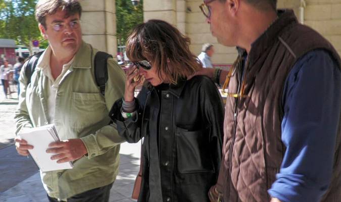 La actriz sevillana María León (c) saliendo del Juzgado de guardia de Sevilla para someterse a un juicio rápido tras ser detenida el sábado. EFE/ David Arjona