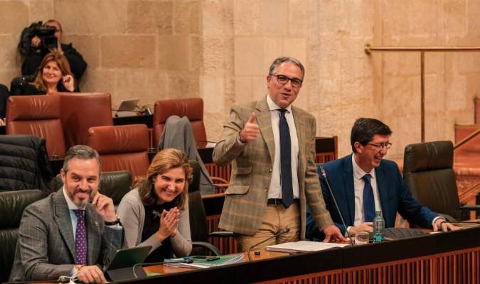 El consejero de la Presidencia, Administración Pública e Interior, Elías Bendodo, responde a una pregunta en la sesión de control al Gobierno andaluz en el Pleno del Parlamento.