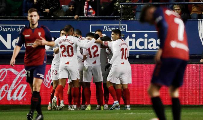 Los jugadores del Sevilla celebran el gol marcado ante Osasuna. EFE/Jesús Diges
