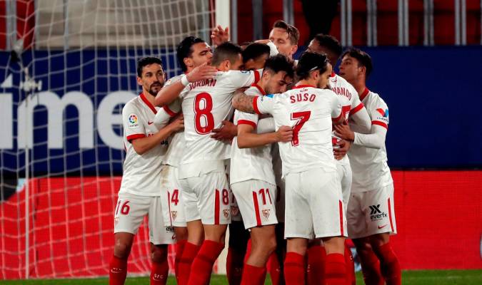 Los jugadores del Sevilla celebran su primer gol ante el C.A. Osasuna. EFE/Villar López