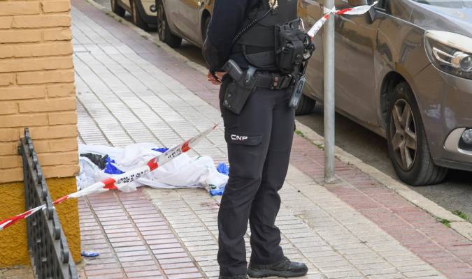 Lugar donde ha sido apuñalado mortalmente un varón a manos de dos individuos, este domingo a medio día en el barrio de San Jerónimo en Sevilla. EFE/ Raúl Caro