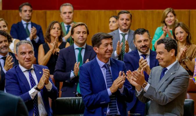 El presidente en funciones de la Junta de Andalucía, Juanma Moreno (d), es aplaudido tras su discurso hoy miércoles en el Parlamento andaluz. EFE/Julio Muñoz