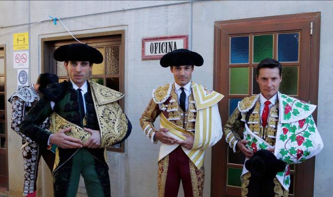 Ortega, Aguado y Urdiales antes de hacer el paseíllo en la plaza de Morón el pasado viernes. Foto: Arjona-Lances de Futuro