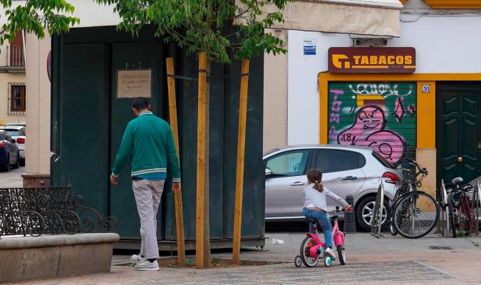 Un padre con una pequeña en la plaza de San Lorenzo a los 40 dias de estado de alarma en Sevilla a 23 abril del 2020 