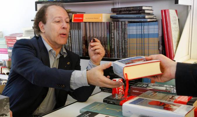 Imagen de archivo del escritor madrileño Javier Marías en la Feria del Libro de Madrid. EFE/Mondelo