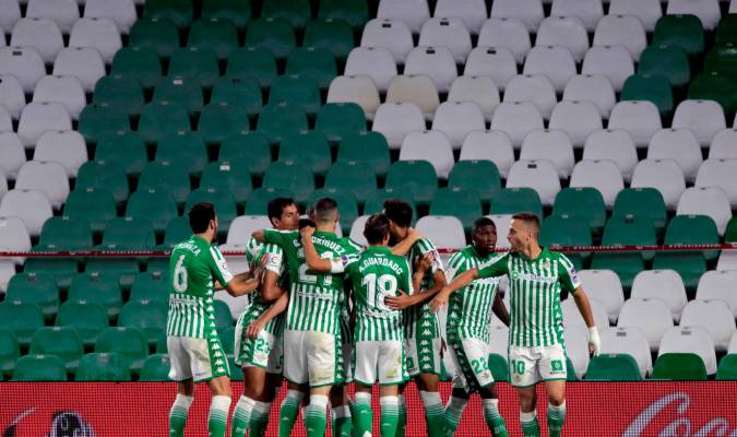 Los jugadores del Real Betis celebran el gol de Marc Bartra. EFE/Julio Muñoz