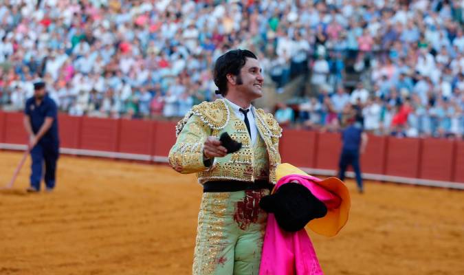 El matador cigarrero pasea la oreja que cortó tras cuajar la emocionante faena de San Miguel. Foto: Arjona-Pagés