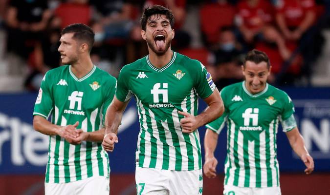 El defensa del Betis Enrique Gómez Hermoso (c) celebra su gol. EFE/Jesús Diges