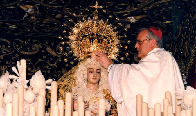 El entonces arzobispo de Sevilla, Carlos Amigo, coronó canónicamente a la Virgen de los Dolores en su Soledad el 15 de junio de 1996 (Foto: Hermandad de la Soledad).