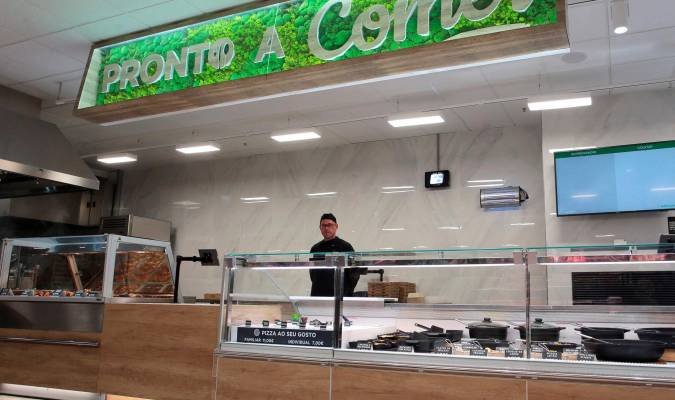 Interior del primer supermercado de Mercadona en Portugal en Vila Nova de Gaia. EFE/ Carlos García