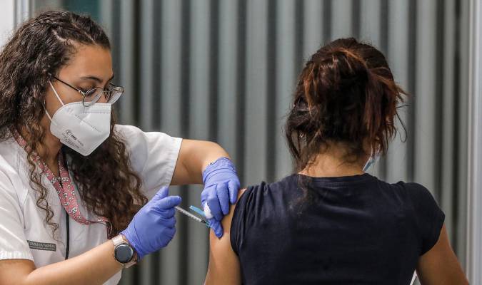 La verdad detrás del aumento de pecho tras vacunarse