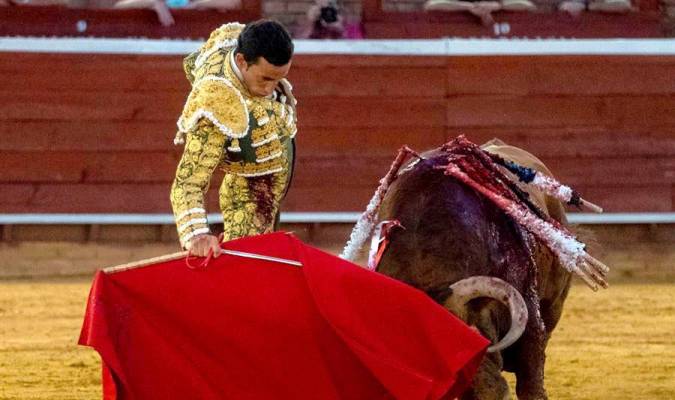 El diestro David de Miranda durante la corrida mixta celebrada esta tarde en la plaza de toros La Merced, en Huelva. / Efe