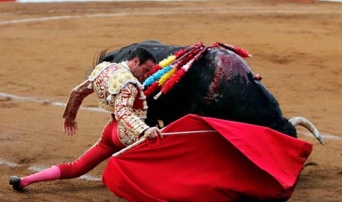 Ponce se dobla por bajo con un toro en la plaza de Santander
