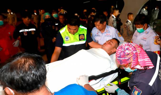 Hallan cuatro muertos y dos supervivientes del naufragio en Tailandia