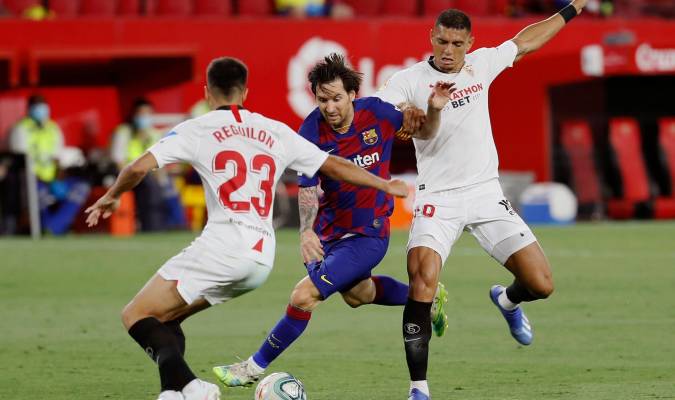 Los defensas del Sevilla, Diego Carlos (d) y Reguilón (i) disputan un balón ante el delantero argentino del FC Barcelona, Leo Messi (c). EFE/ José Manuel Vidal
