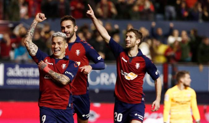 El jugador de Osasuna Ezequiel 'Chimy' Ávila (i) celebra su gol ante el Sevilla. EFE/Jesús Diges