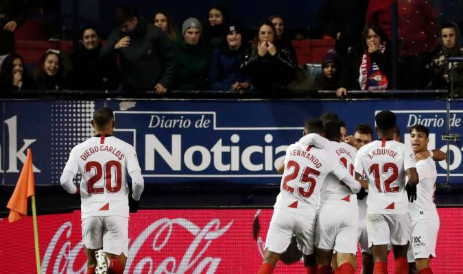 Los jugadores del Sevilla celebran el gol marcado ante Osasuna. EFE/Jesús Diges