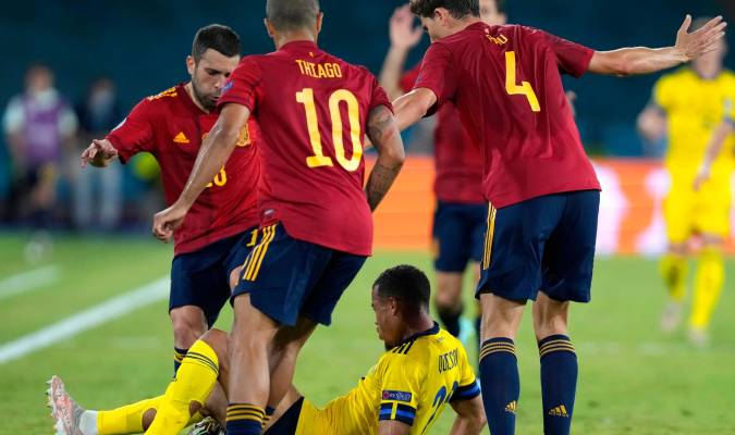 Una España sin gol y sin ideas deja múltiples dudas en Sevilla