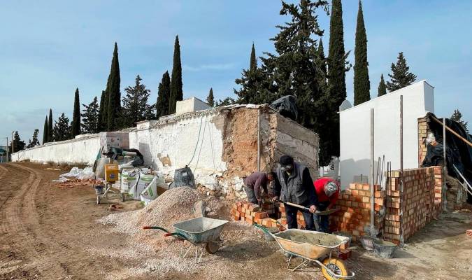 Herrera recupera los destrozos de la riada en el cementerio municipal