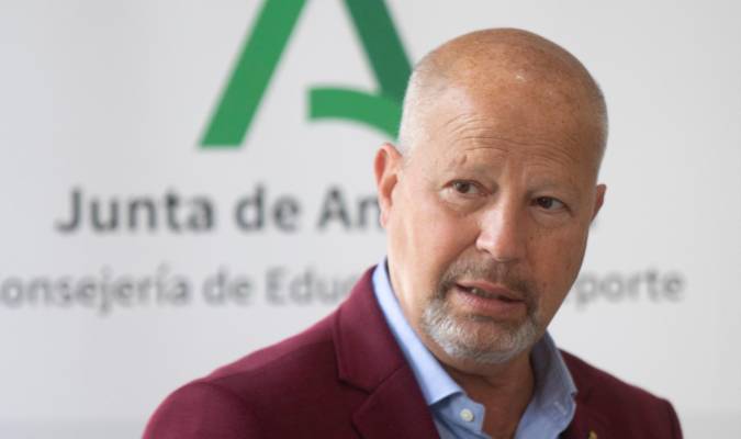 Andalucía dice que retomará la vacunación de docentes paralizada