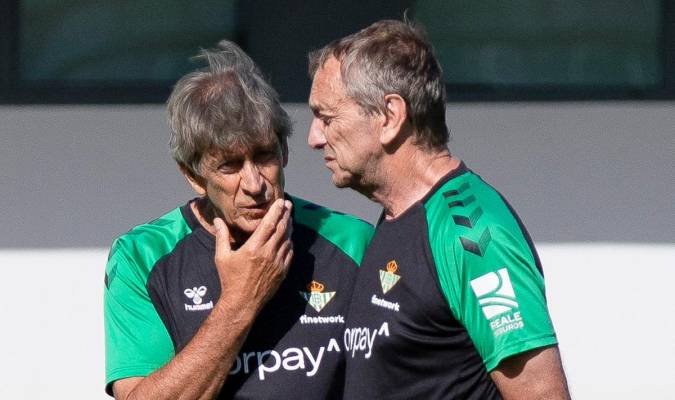 El entrenador del Betis, Manuel Pellegrini (i), habla con su asistente, Rubén Coisillas, durante el entrenamiento del equipo para preparar el partido de mañana. EFE/David Arjona