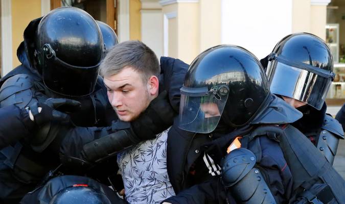 Policías rusos detienen a un participante en una manifestación no autorizada contra la invasión de Ucrania en San Petersburgo, Rusia, el 13 de marzo de 2022. EFE/EPA/ANATOLY MALTSEV