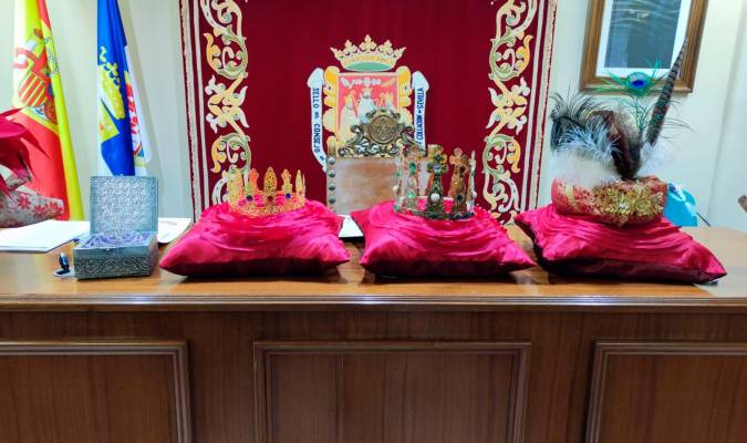 Coronas de los Reyes Magos de Alcalá del Río (Foto: Ayuntamiento de Alcalá del Río).