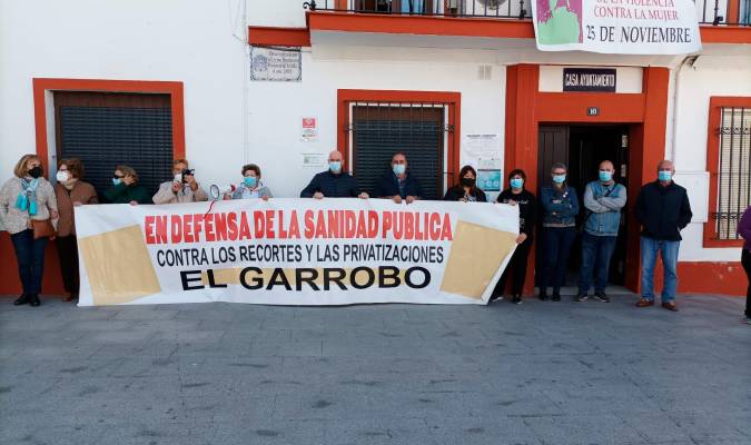 Vecinos de El Garrobo en una concentración reciente para exigir mejoras en la atención primaria (Foto: Ayuntamiento de El Garrobo)
