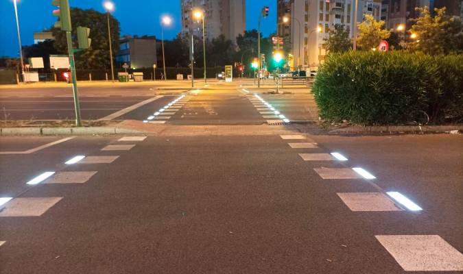 Así son los nuevos pasos de peatones luminosos en la Ronda Urbana Norte